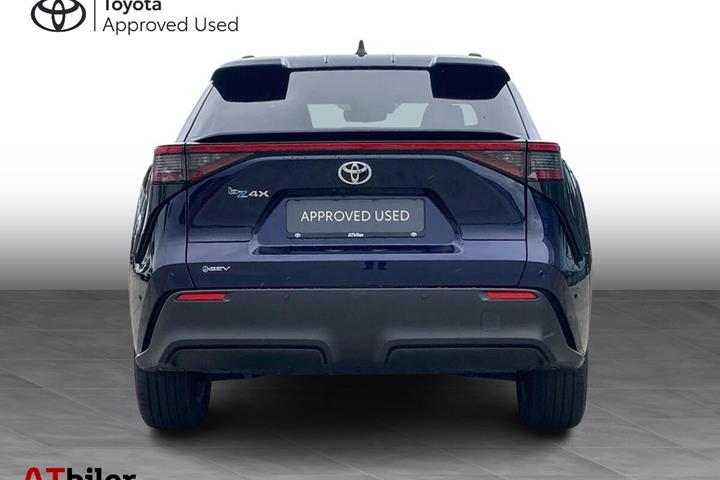 Blå Toyota BZ4X fra 2025