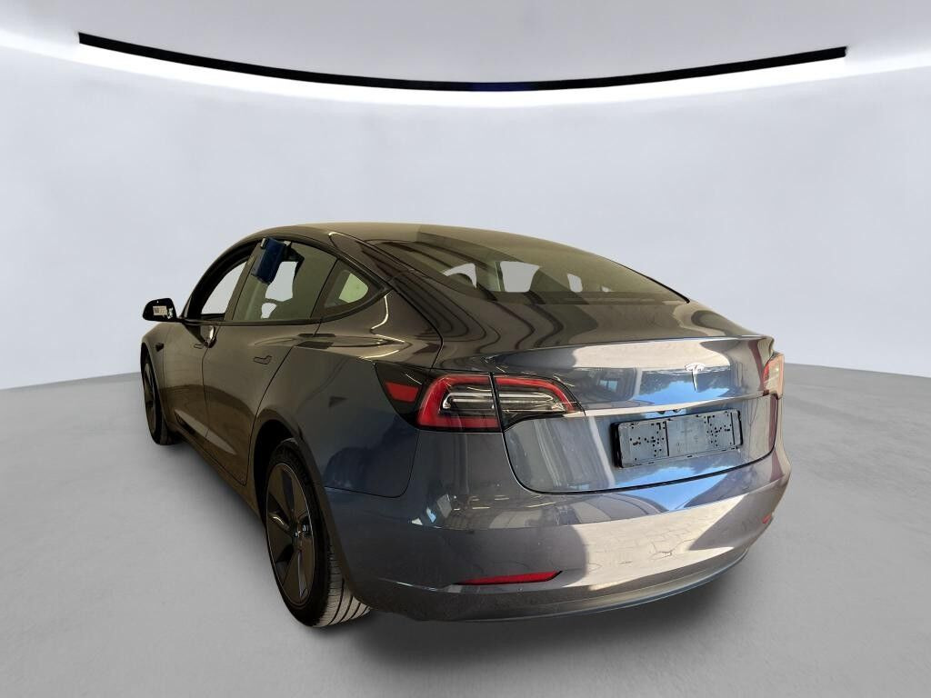 Grå Tesla Model 3 fra 2023