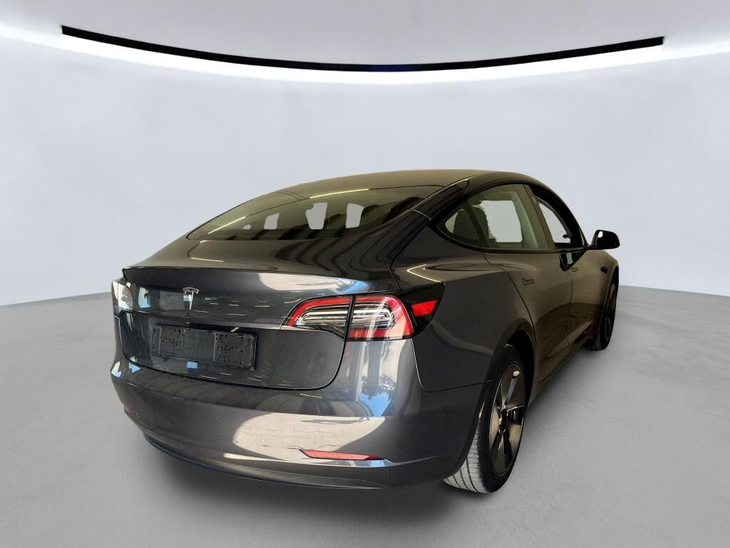 Grå Tesla Model 3 fra 2023
