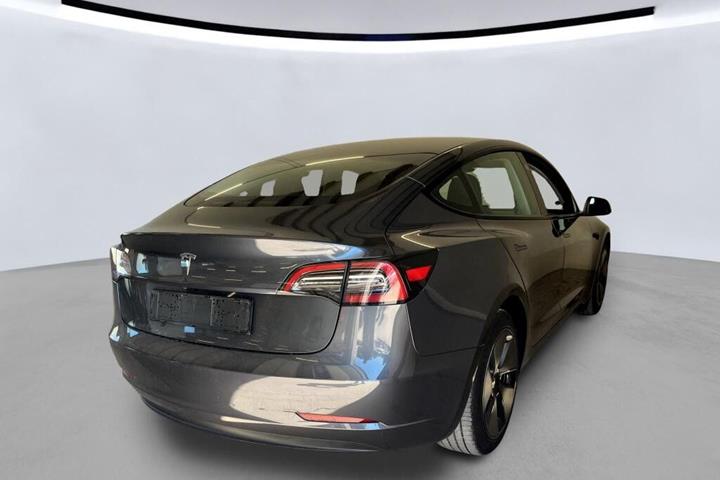 Grå Tesla Model 3 fra 2023