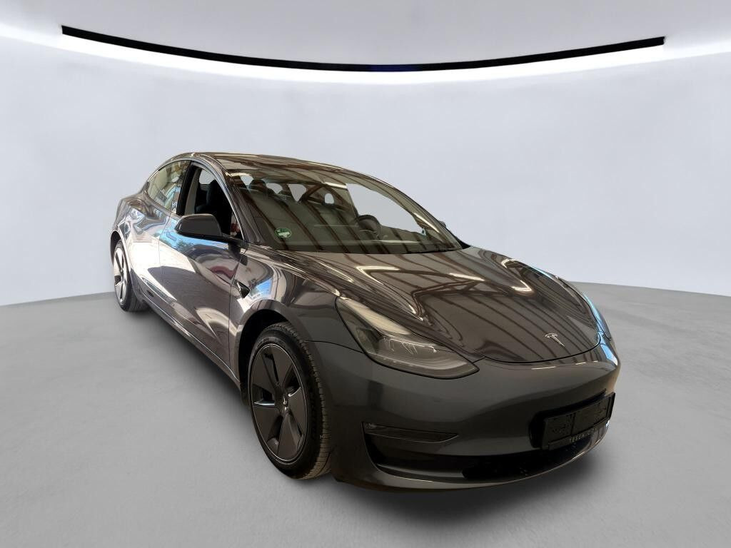 Grå Tesla Model 3 fra 2023