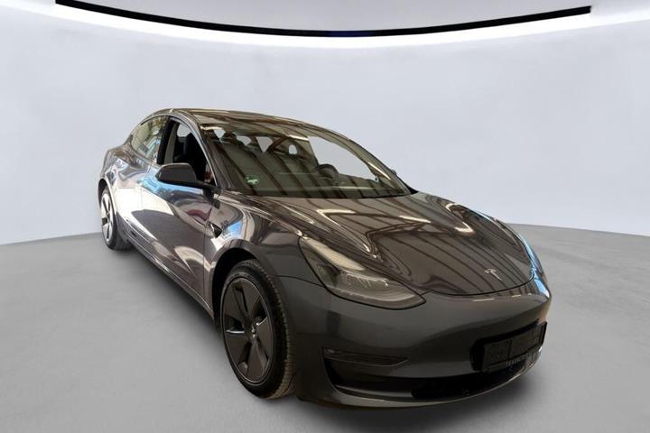 Grå Tesla Model 3 fra 2023