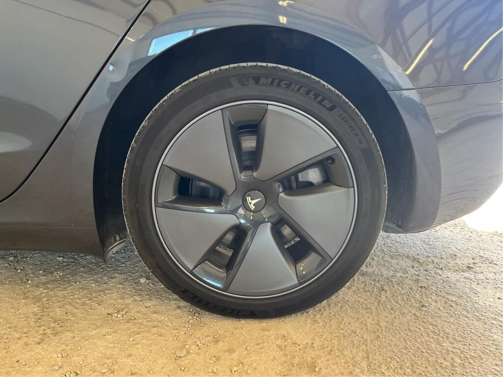 Grå Tesla Model 3 fra 2023