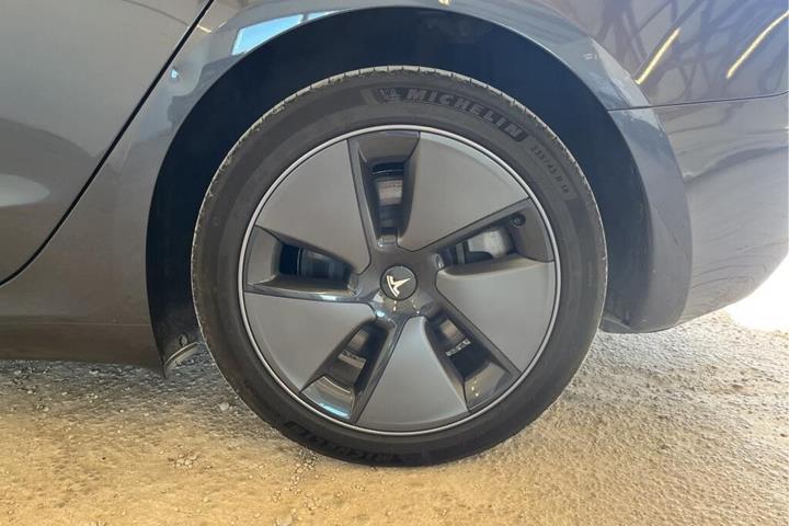 Grå Tesla Model 3 fra 2023