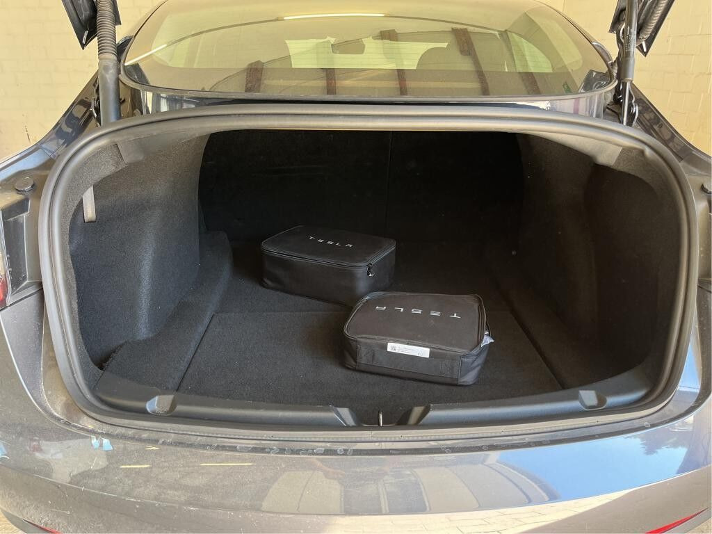 Grå Tesla Model 3 fra 2023