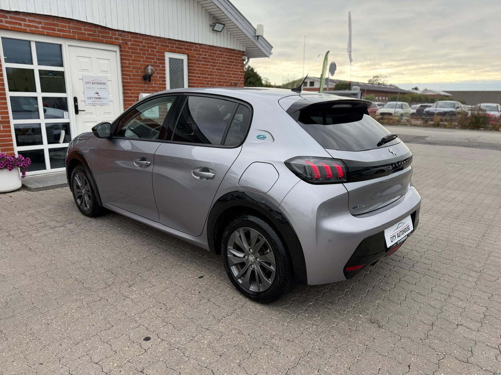 Sølv Peugeot e-208 fra 2022