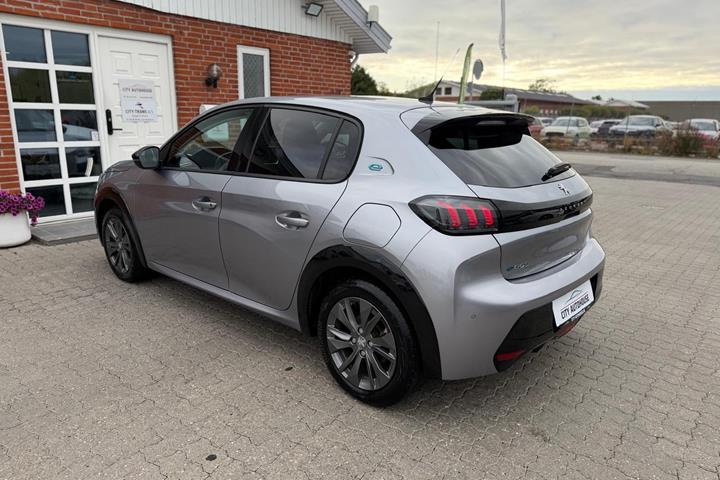 Sølv Peugeot e-208 fra 2022