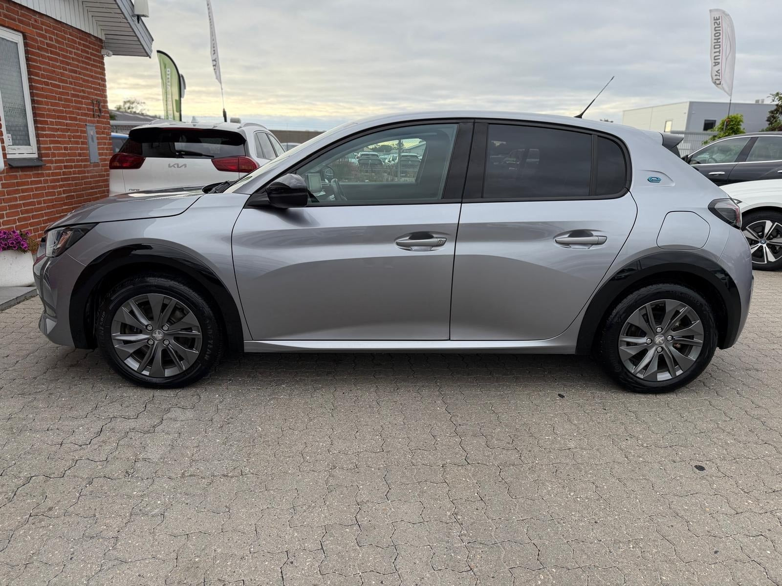 Sølv Peugeot e-208 fra 2022
