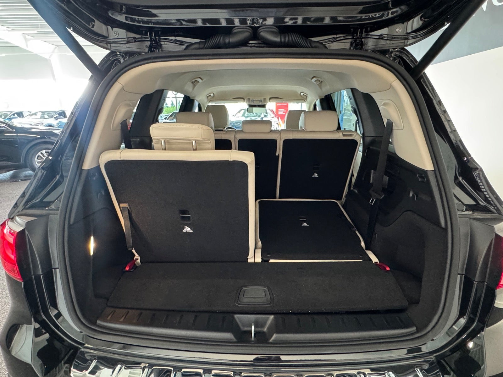 Sort Mercedes EQB250+ fra 2025