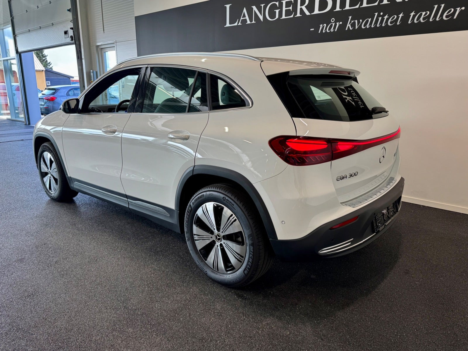 Hvid Mercedes EQA300 fra 2025