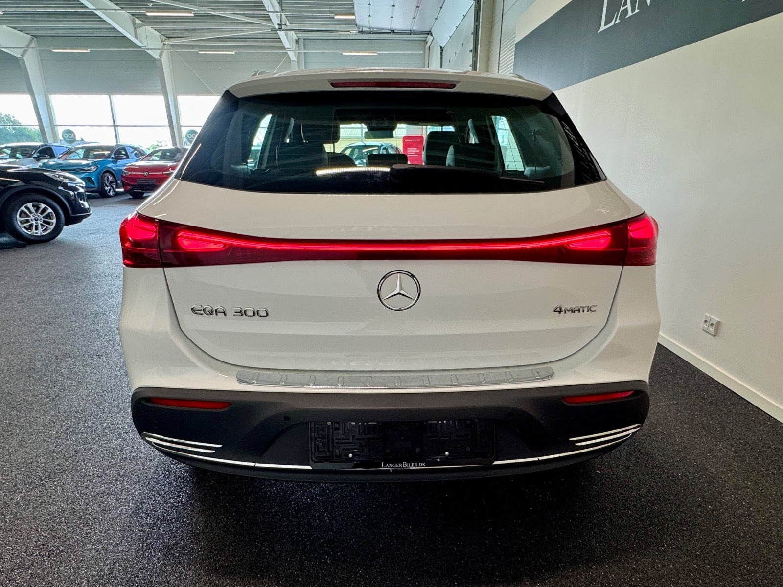 Hvid Mercedes EQA300 fra 2025