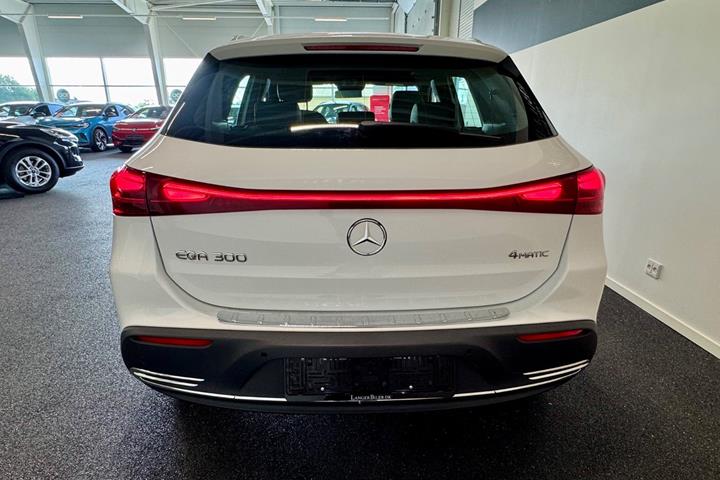 Hvid Mercedes EQA300 fra 2025