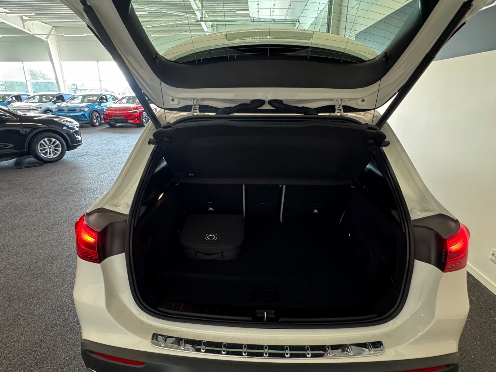 Hvid Mercedes EQA300 fra 2025
