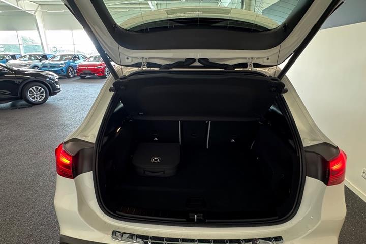 Hvid Mercedes EQA300 fra 2025