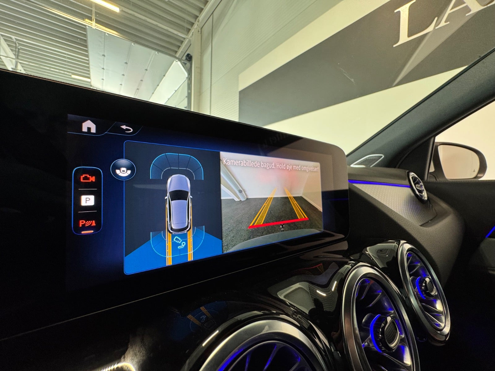 Hvid Mercedes EQA300 fra 2025