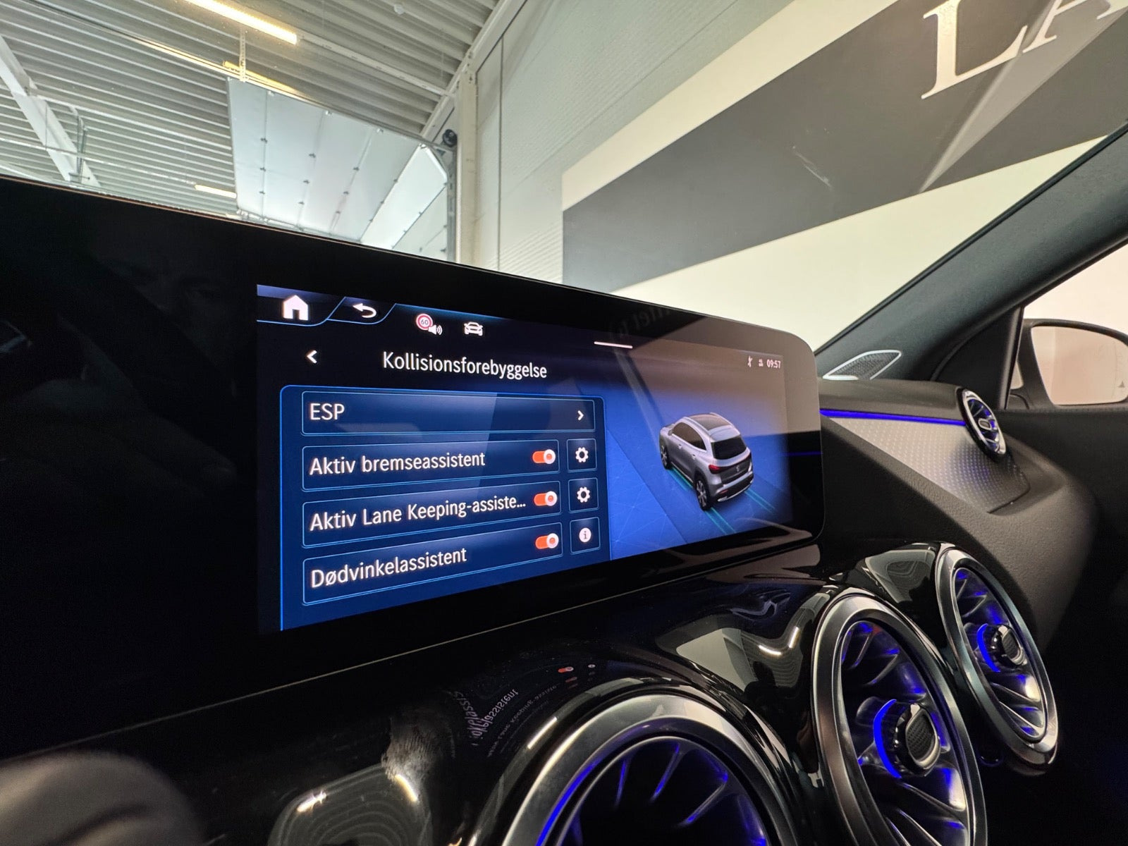 Hvid Mercedes EQA300 fra 2025