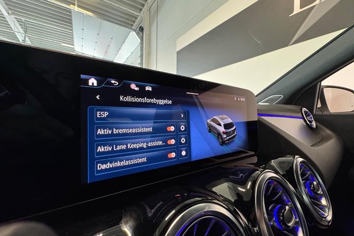 Hvid Mercedes EQA300 fra 2025