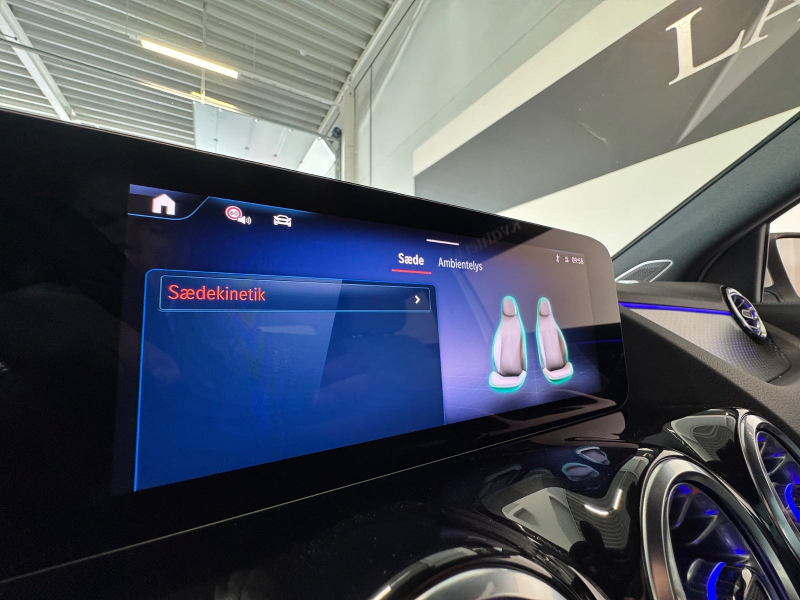 Hvid Mercedes EQA300 fra 2025