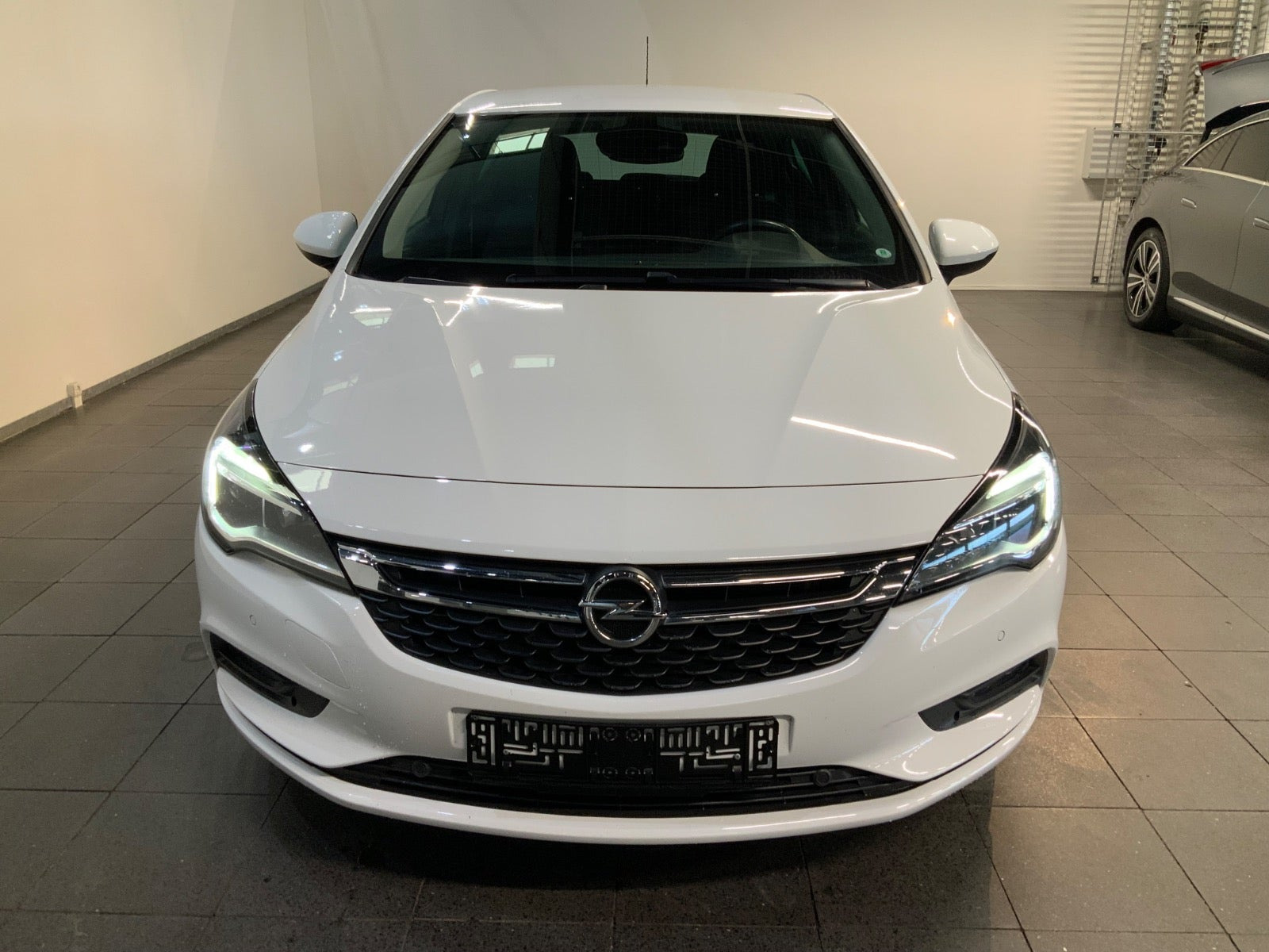 Hvid Opel Astra fra 2019