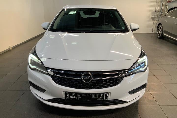 Hvid Opel Astra fra 2019