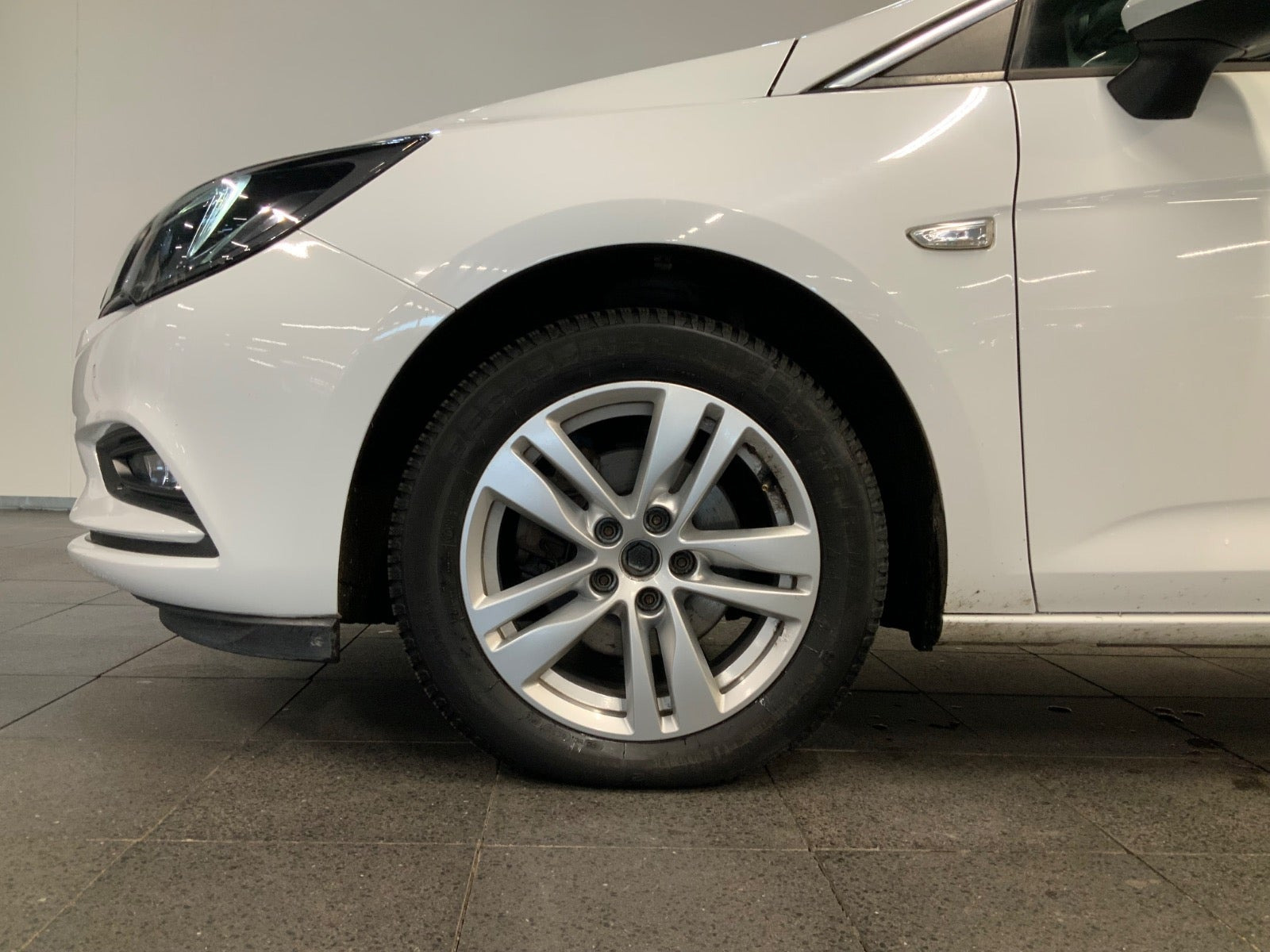 Hvid Opel Astra fra 2019