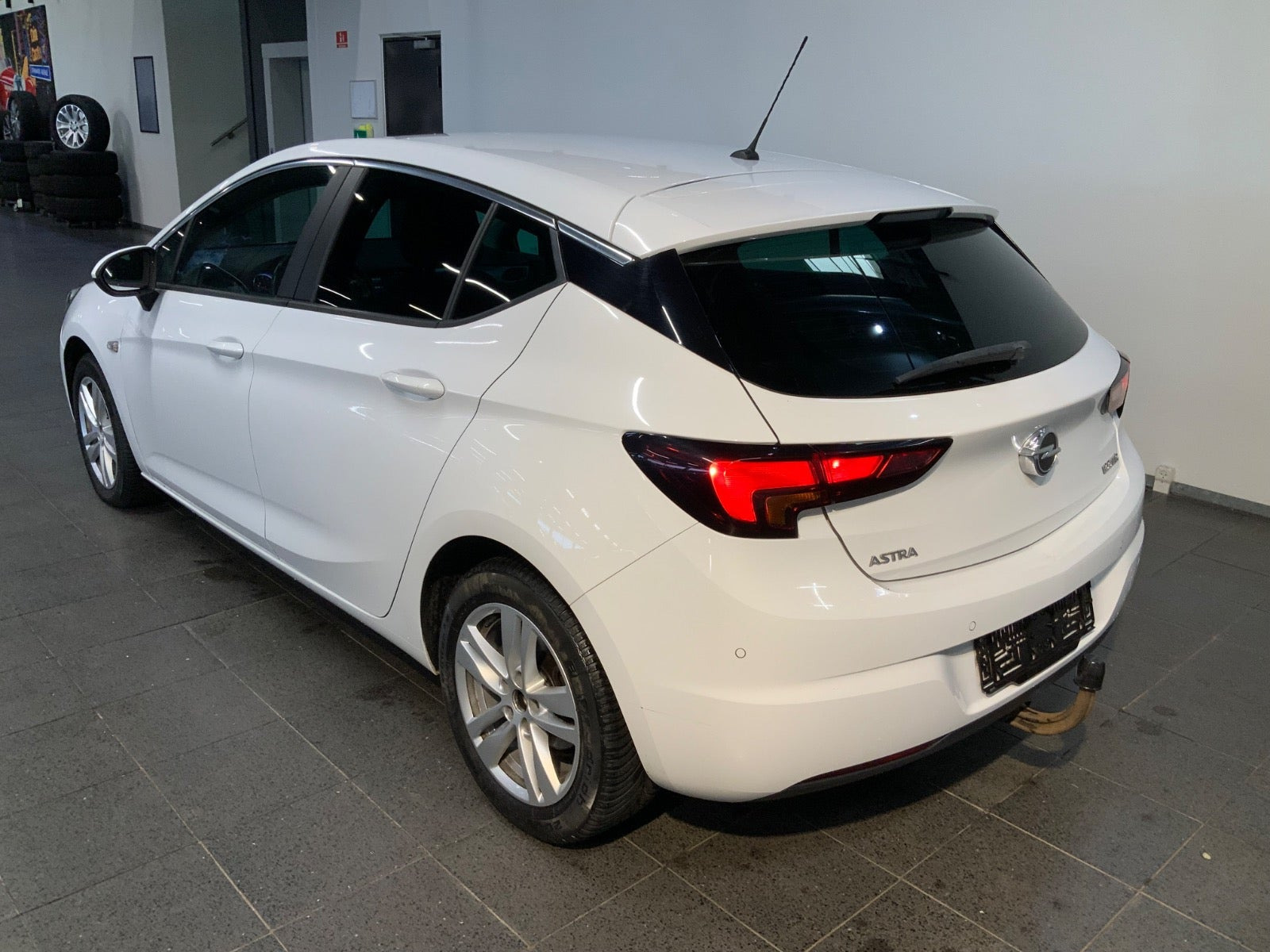 Hvid Opel Astra fra 2019