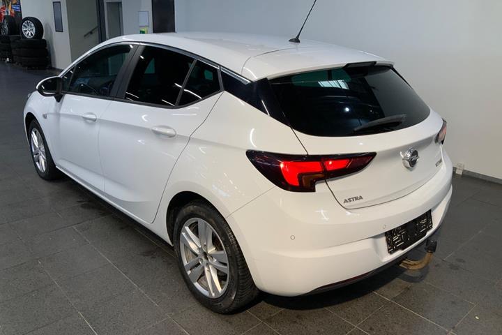 Hvid Opel Astra fra 2019