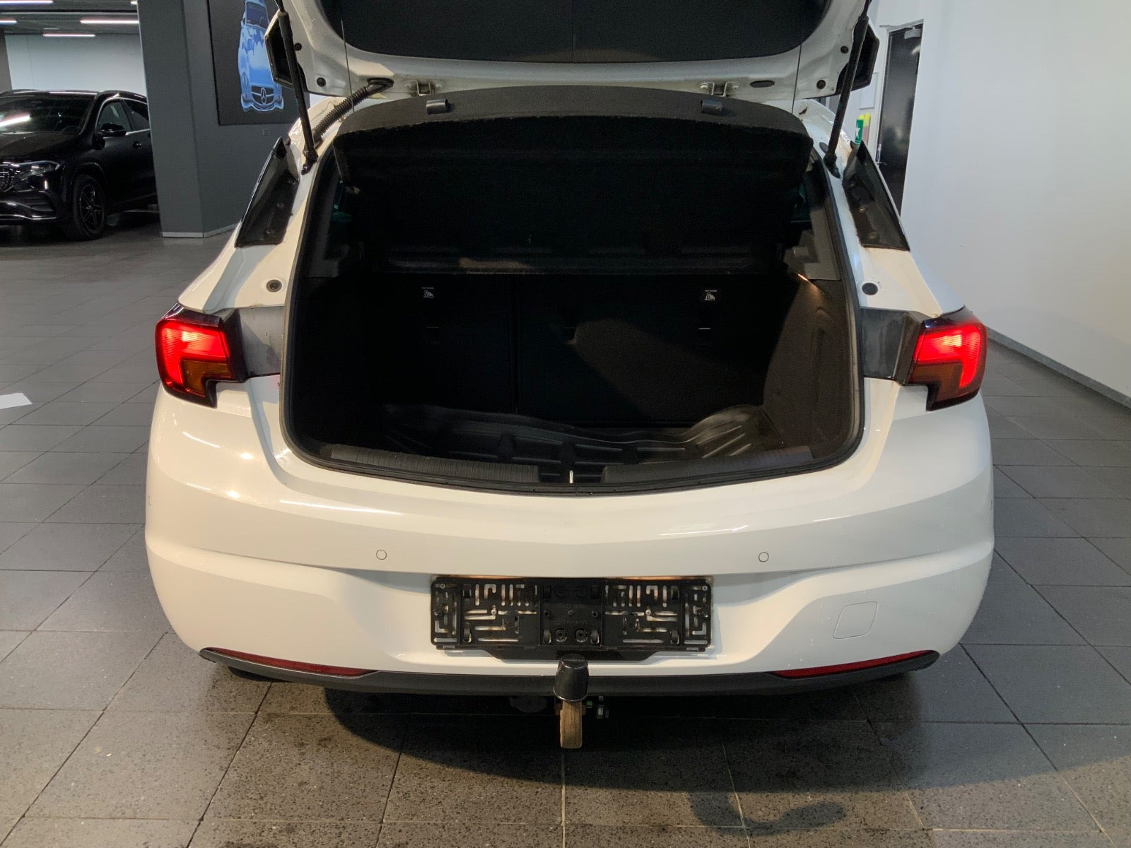 Hvid Opel Astra fra 2019