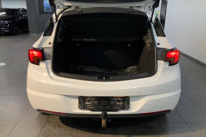 Hvid Opel Astra fra 2019