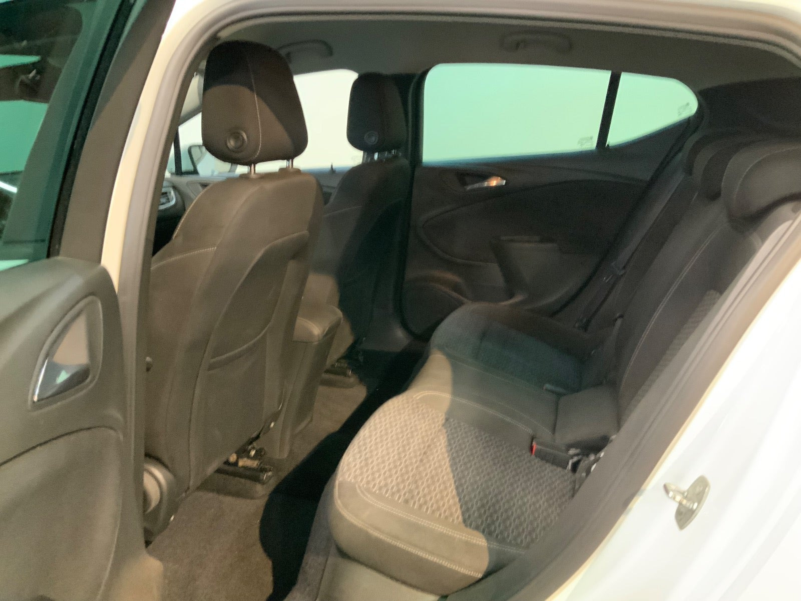 Hvid Opel Astra fra 2019