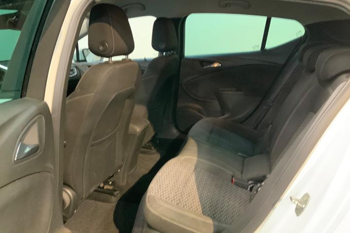 Hvid Opel Astra fra 2019