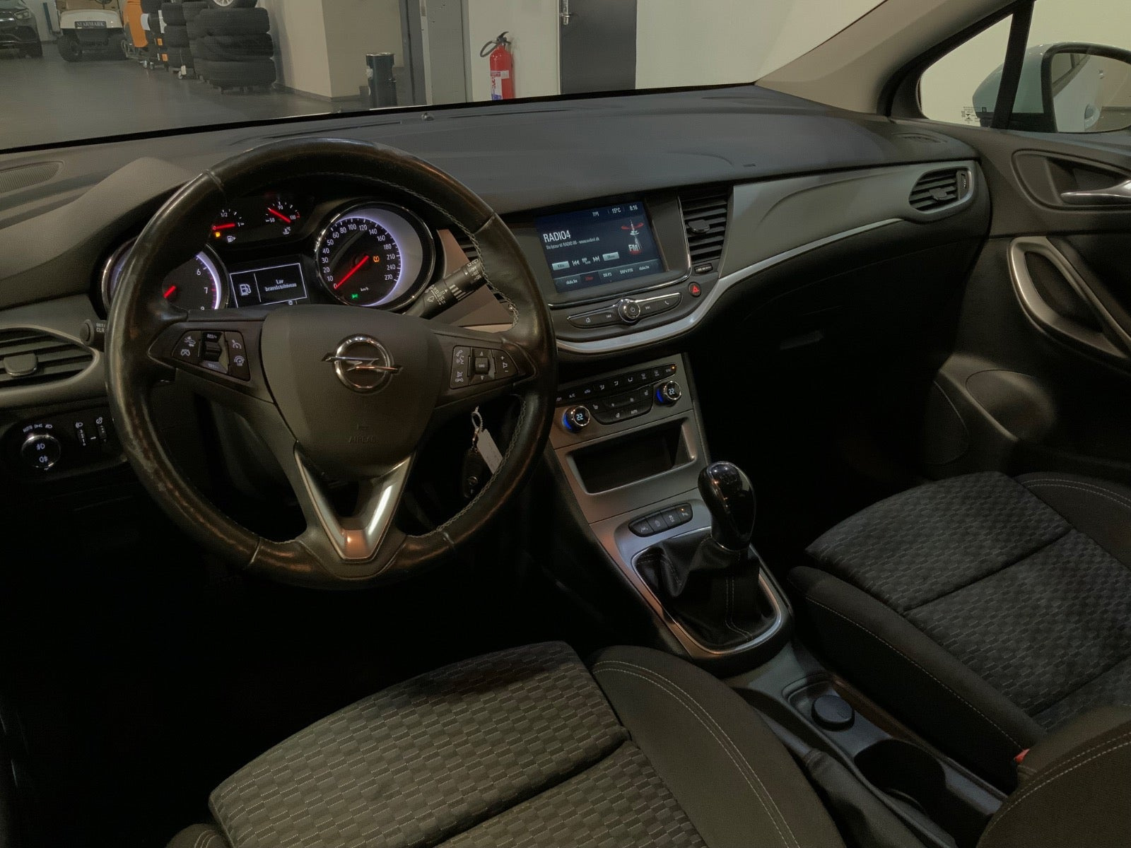 Hvid Opel Astra fra 2019