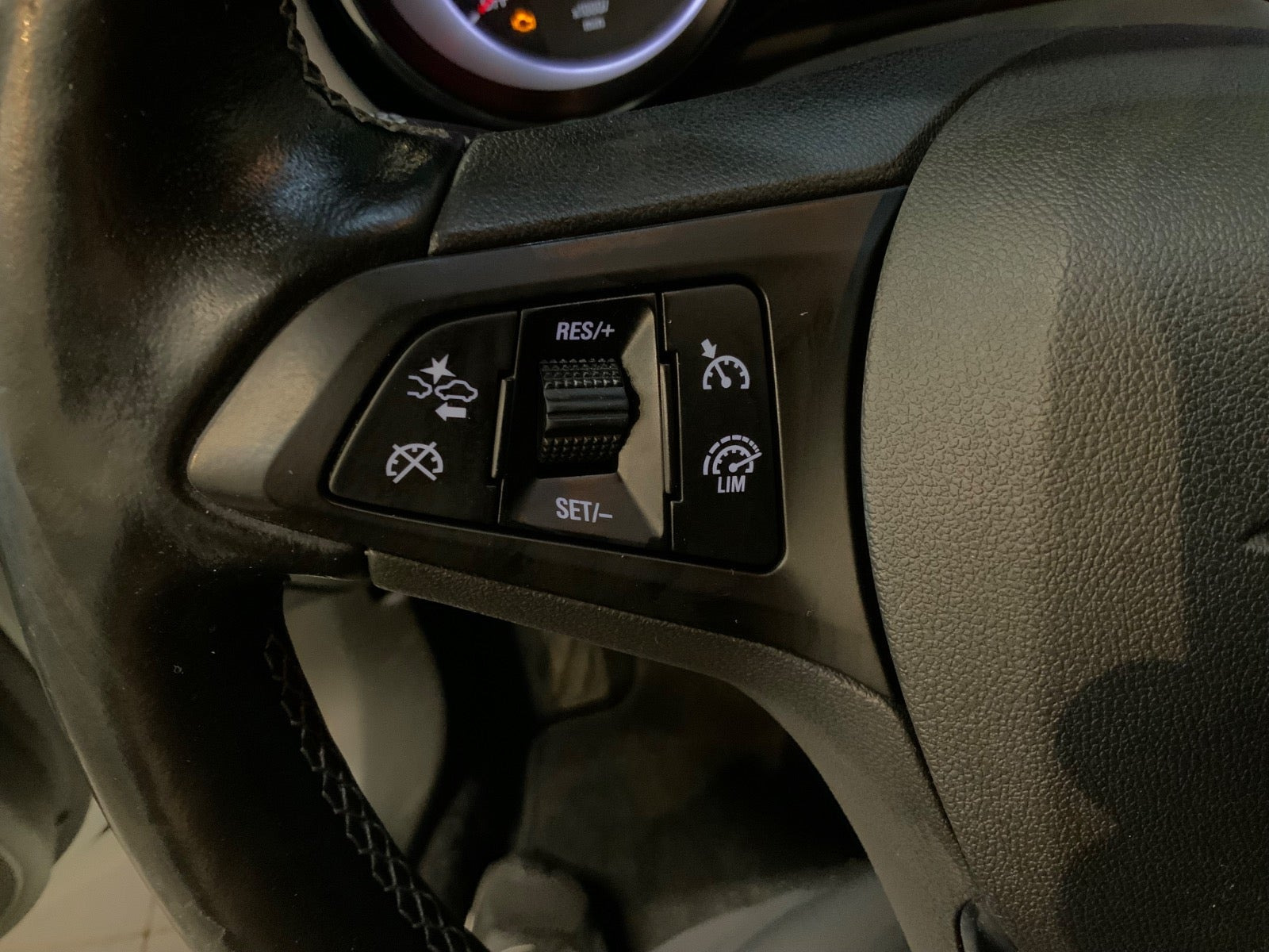 Hvid Opel Astra fra 2019