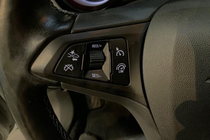 Hvid Opel Astra fra 2019