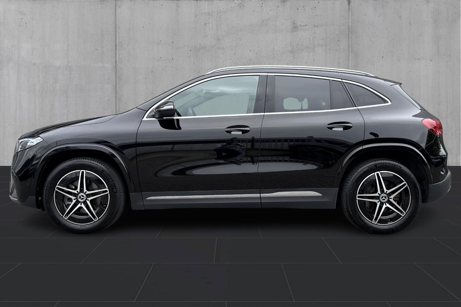 Sort Mercedes EQA350 fra 2024