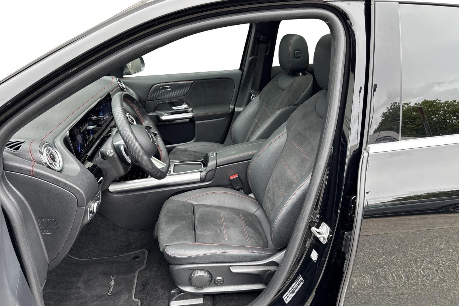 Sort Mercedes EQA350 fra 2024