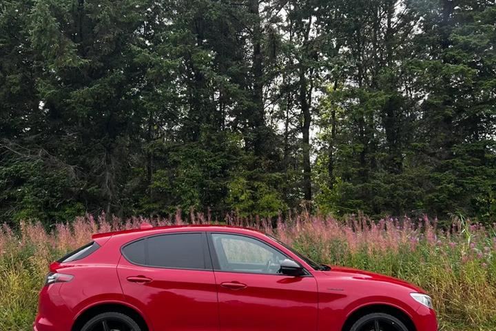 Rød Alfa Romeo Stelvio fra 2021