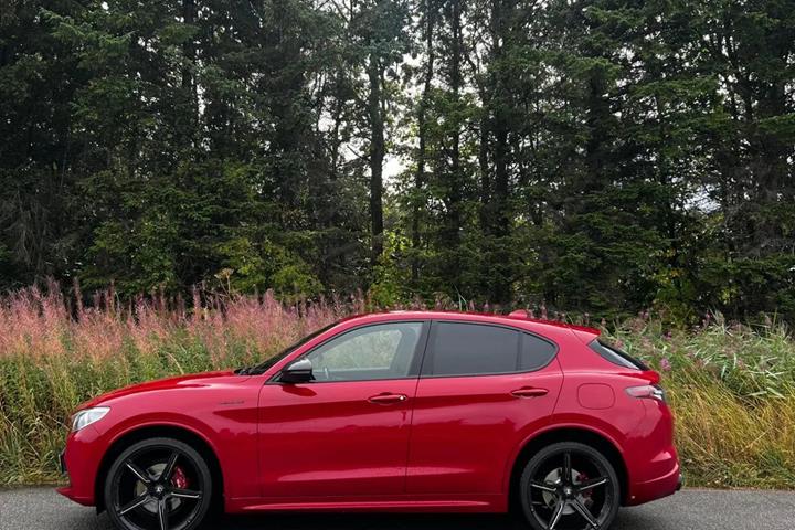 Rød Alfa Romeo Stelvio fra 2021