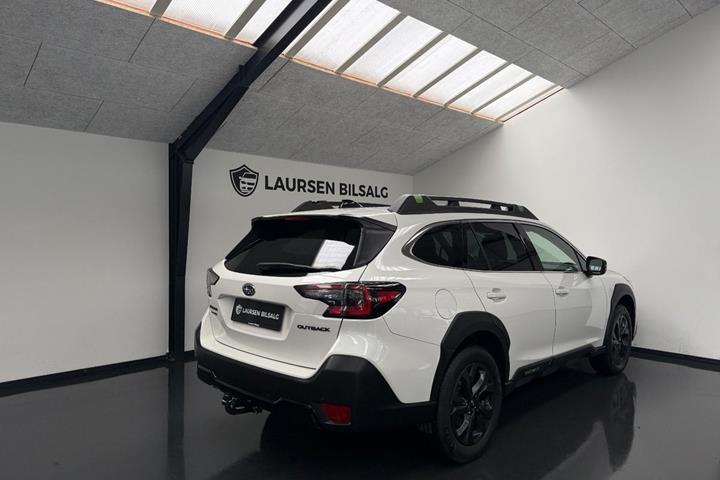 Hvid Subaru Outback fra 2023