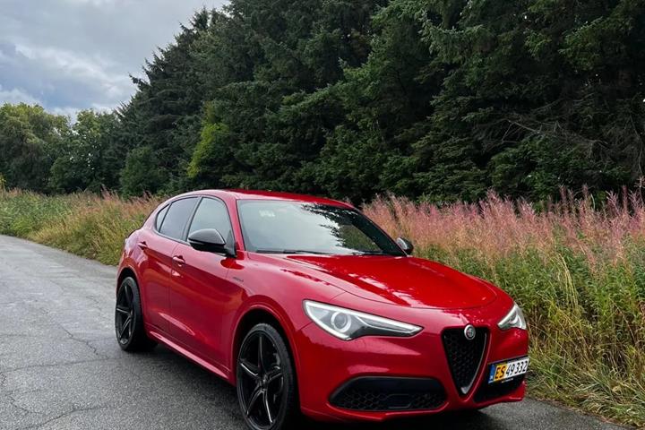 Rød Alfa Romeo Stelvio fra 2021