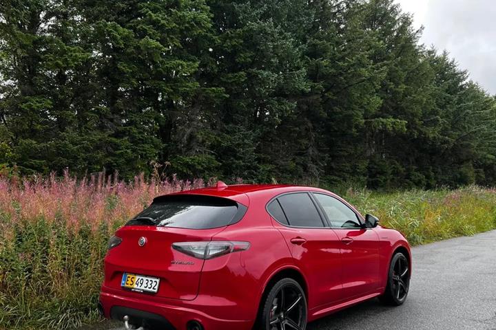 Rød Alfa Romeo Stelvio fra 2021