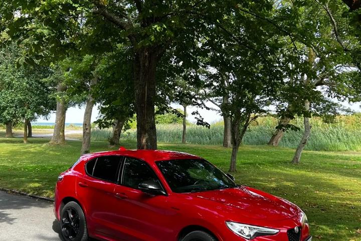 Rød Alfa Romeo Stelvio fra 2021
