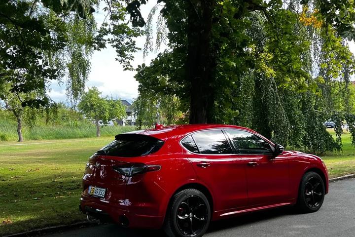 Rød Alfa Romeo Stelvio fra 2021
