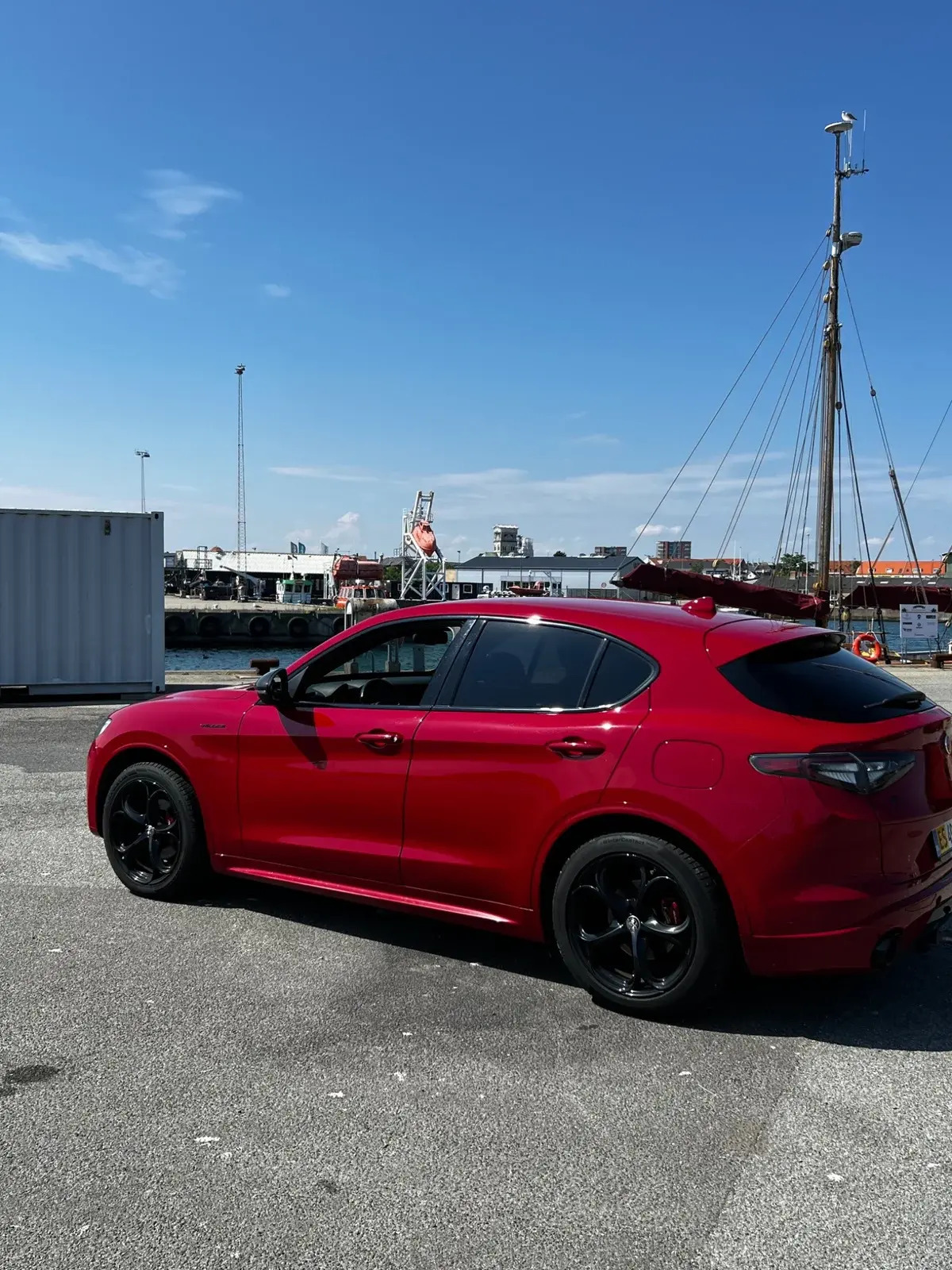 Rød Alfa Romeo Stelvio fra 2021