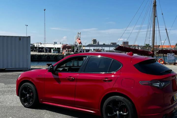 Rød Alfa Romeo Stelvio fra 2021