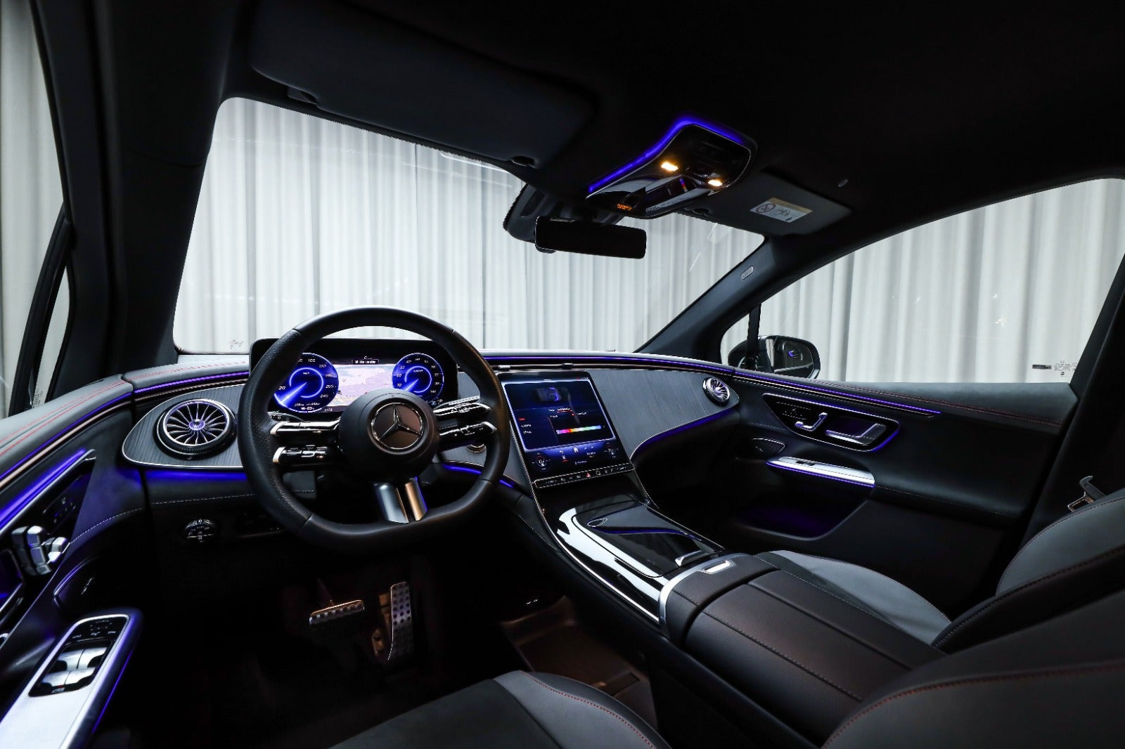 Sort Mercedes EQE350 SUV fra 2025