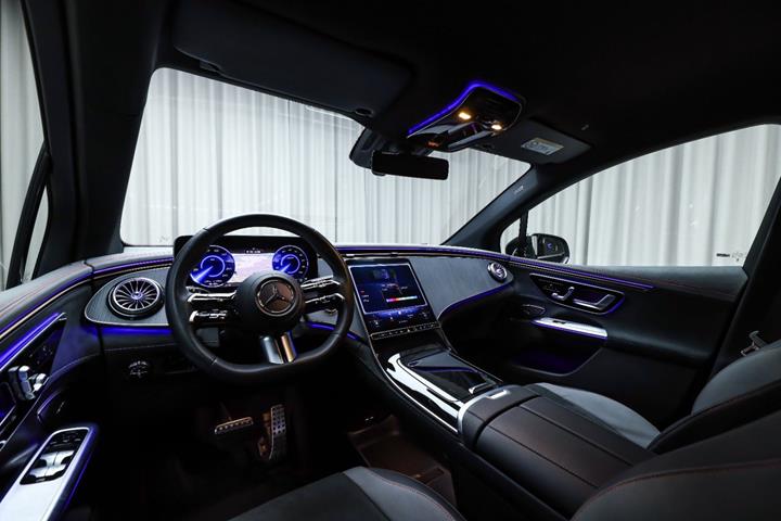 Sort Mercedes EQE350 SUV fra 2025