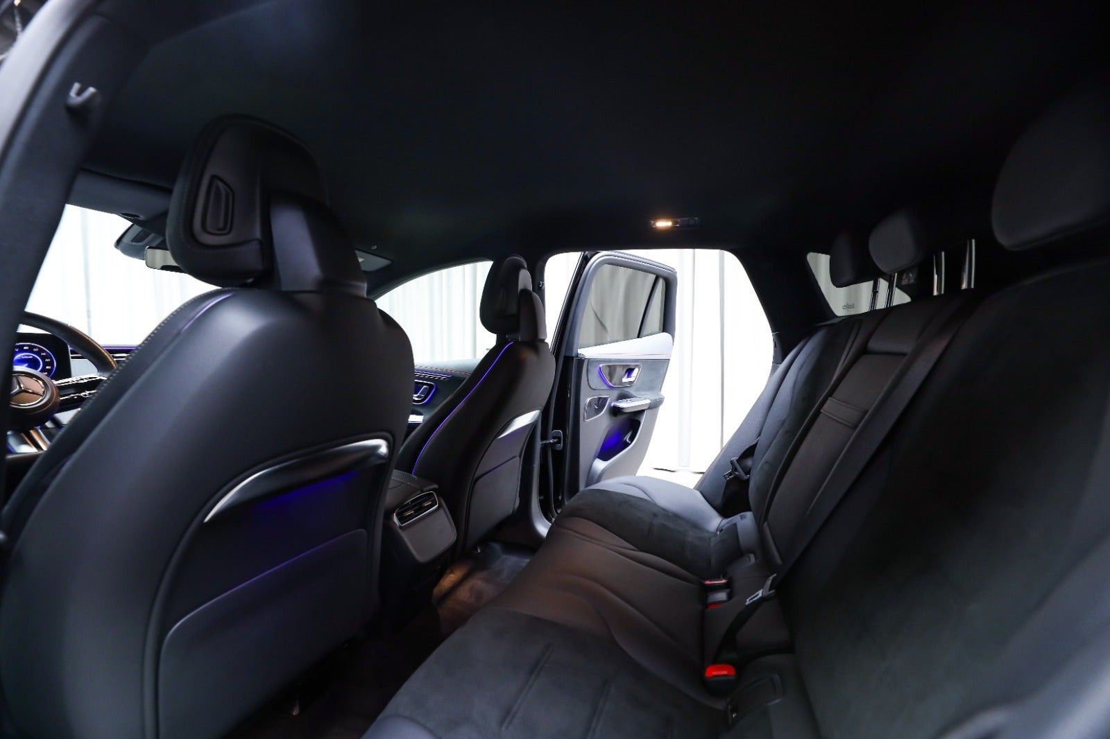Sort Mercedes EQE350 SUV fra 2025