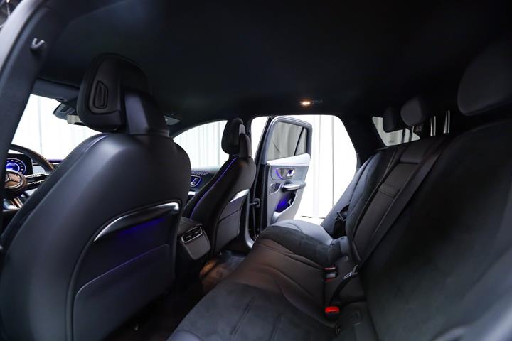 Sort Mercedes EQE350 SUV fra 2025