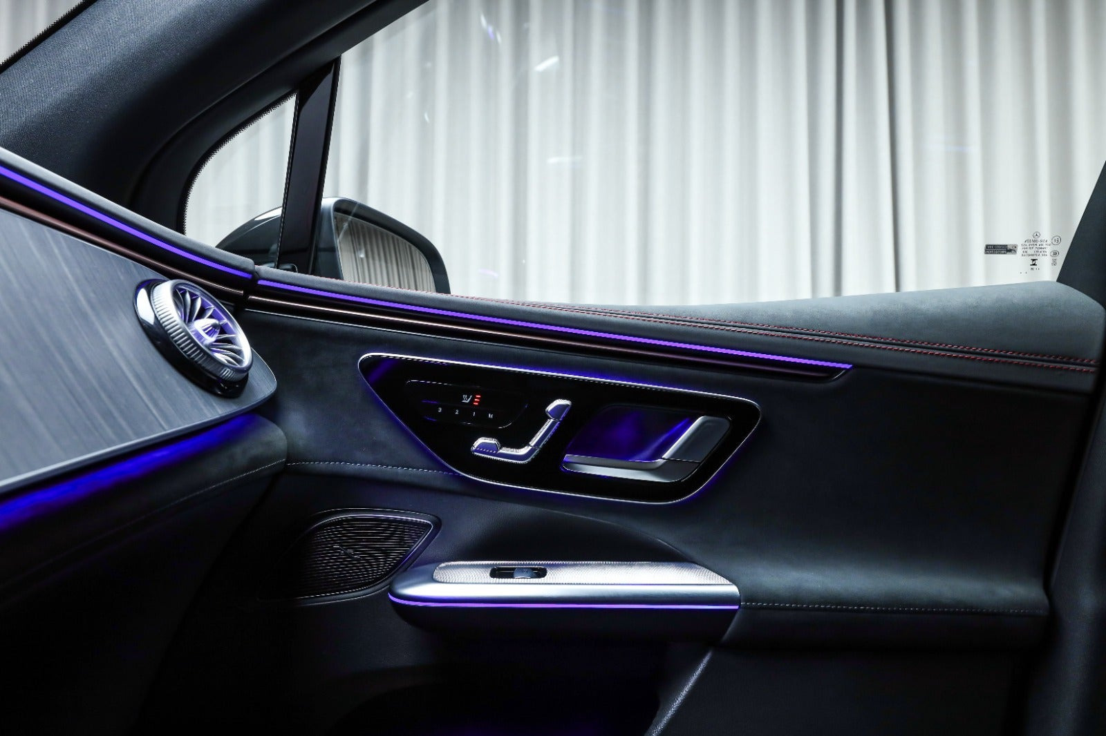 Sort Mercedes EQE350 SUV fra 2025